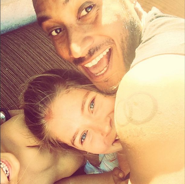 Naturalna Doutzen Kroes z mężem na zakupach (FOTO)