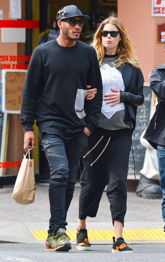 Ciężarna Doutzen Kroes na zakupach z mężem (FOTO)