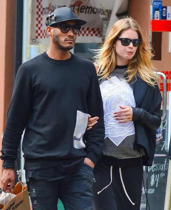 Ciężarna Doutzen Kroes na zakupach z mężem (FOTO)