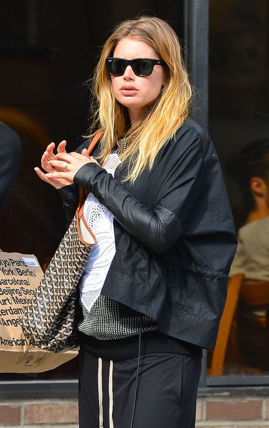 Ciężarna Doutzen Kroes na zakupach z mężem (FOTO)