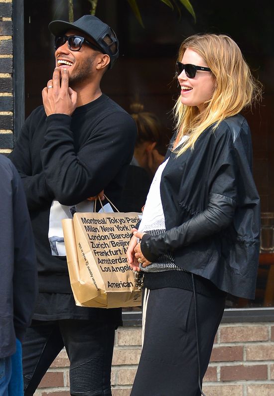 Ciężarna Doutzen Kroes na zakupach z mężem (FOTO)