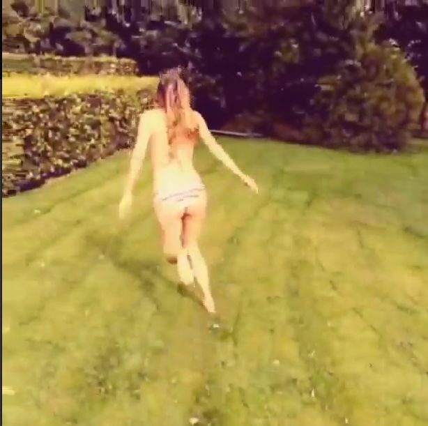 Zrobiła splasha w bikini miesiąc po porodzie! (VIDEO)