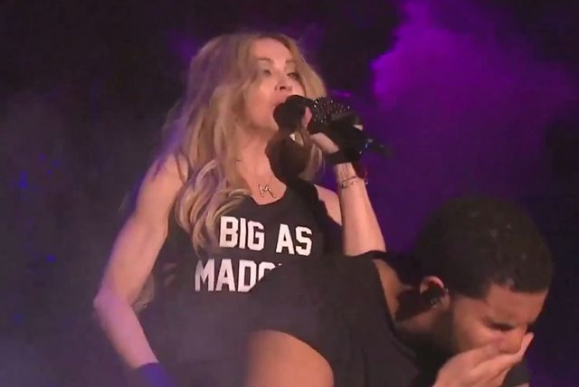 Madonna postanowiła zbadać migdałki Drake'a na scenie