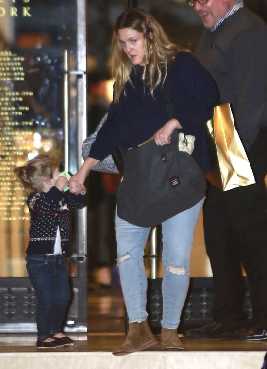 Drew Barrymore nie stroi się na świąteczne zakupy (FOTO) Drew Barrymore nie stroi się na świąteczne zakupy (FOTO)