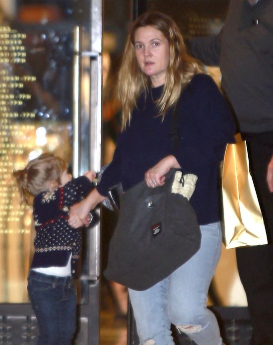 Drew Barrymore nie stroi się na świąteczne zakupy (FOTO) Drew Barrymore nie stroi się na świąteczne zakupy (FOTO)