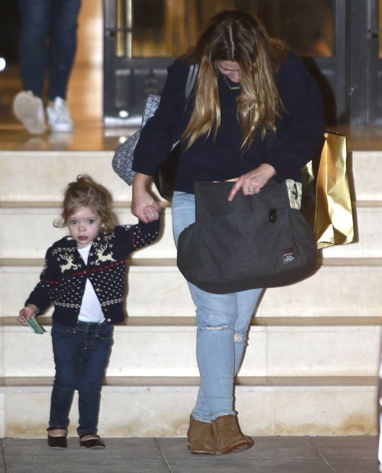 Drew Barrymore nie stroi się na świąteczne zakupy (FOTO) Drew Barrymore nie stroi się na świąteczne zakupy (FOTO)