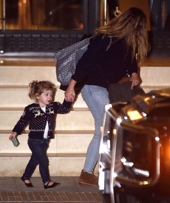 Drew Barrymore nie stroi się na świąteczne zakupy (FOTO) Drew Barrymore nie stroi się na świąteczne zakupy (FOTO)