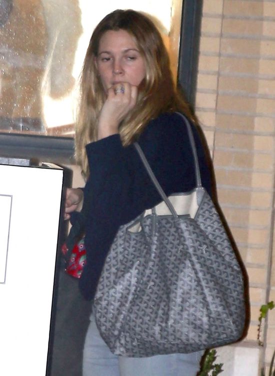 Drew Barrymore nie stroi się na świąteczne zakupy (FOTO) Drew Barrymore nie stroi się na świąteczne zakupy (FOTO)