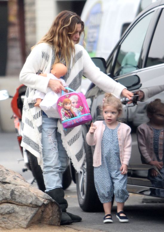 Zamiast Birkin nosi lalki swojej córki (FOTO)