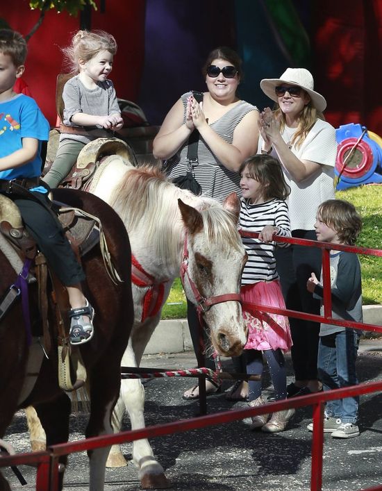 Drew Barrymore tyje w oczach (FOTO) Drew Barrymore tyje w oczach (FOTO)