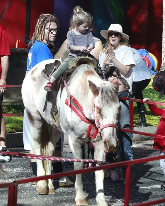 Drew Barrymore tyje w oczach (FOTO) Drew Barrymore tyje w oczach (FOTO)