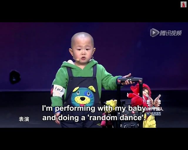 Słodki 3-latek tańczy w talent-show [VIDEO]