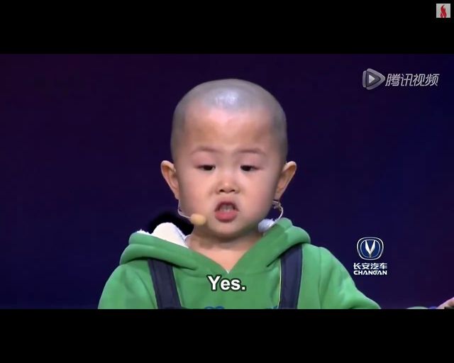 Słodki 3-latek tańczy w talent-show [VIDEO]