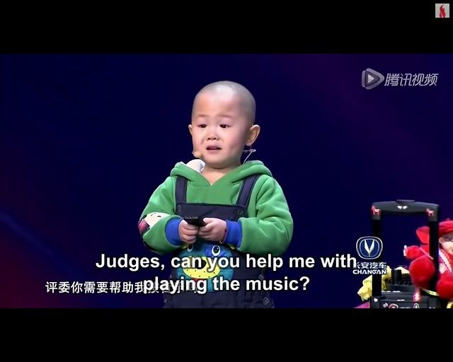 Słodki 3-latek tańczy w talent-show [VIDEO]