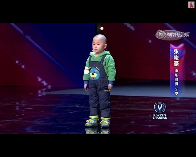 Słodki 3-latek tańczy w talent-show [VIDEO]