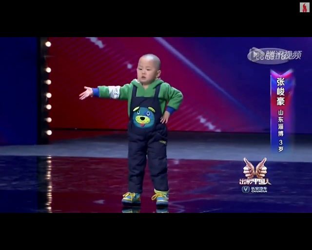 Słodki 3-latek tańczy w talent-show [VIDEO]