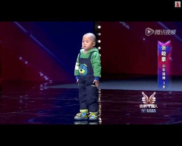 Słodki 3-latek tańczy w talent-show [VIDEO]