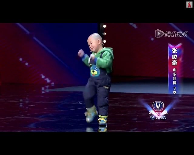Słodki 3-latek tańczy w talent-show [VIDEO]