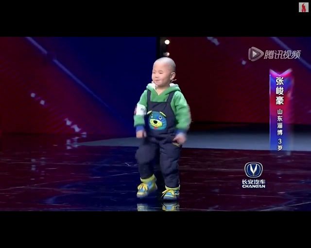 Słodki 3-latek tańczy w talent-show [VIDEO]