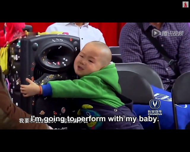 Słodki 3-latek tańczy w talent-show [VIDEO]