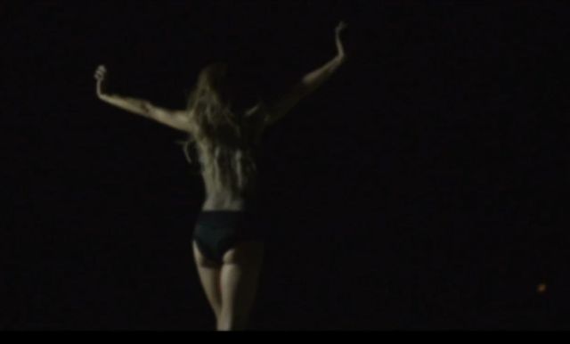 Edyta Górniak pręży się w bikini w najnowszym teledysku 