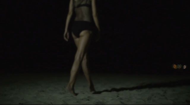 Edyta Górniak pręży się w bikini w najnowszym teledysku 