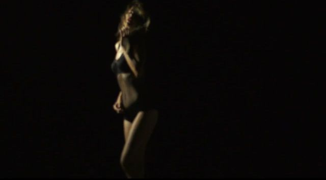 Edyta Górniak pręży się w bikini w najnowszym teledysku 