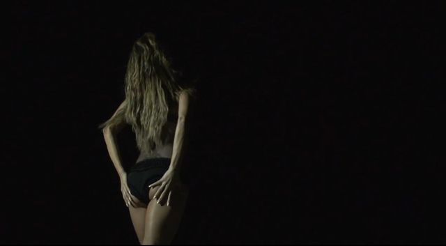 Edyta Górniak pręży się w bikini w najnowszym teledysku 