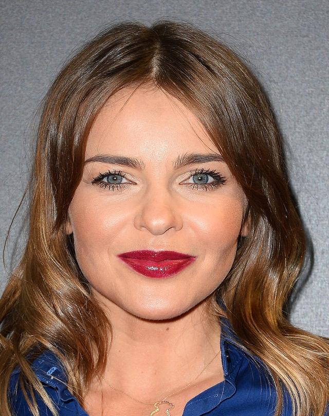 Zajada gofry z bitą śmietaną i nie boi się spodni w styli lat 70. (FOTO) Zajada gofry z bitą śmietaną i nie boi się spodni w styli lat 70. (FOTO)