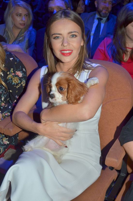 Edyta Herbuś pozuje z psem na ściance (FOTO)