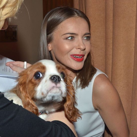 Edyta Herbuś pozuje z psem na ściance (FOTO)
