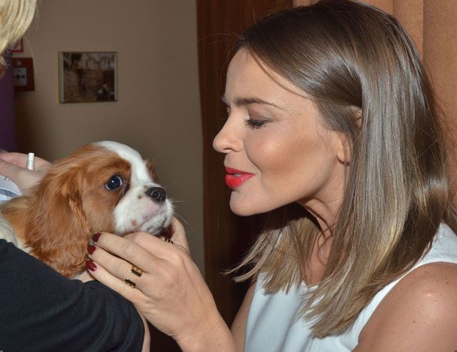 Edyta Herbuś pozuje z psem na ściance (FOTO)