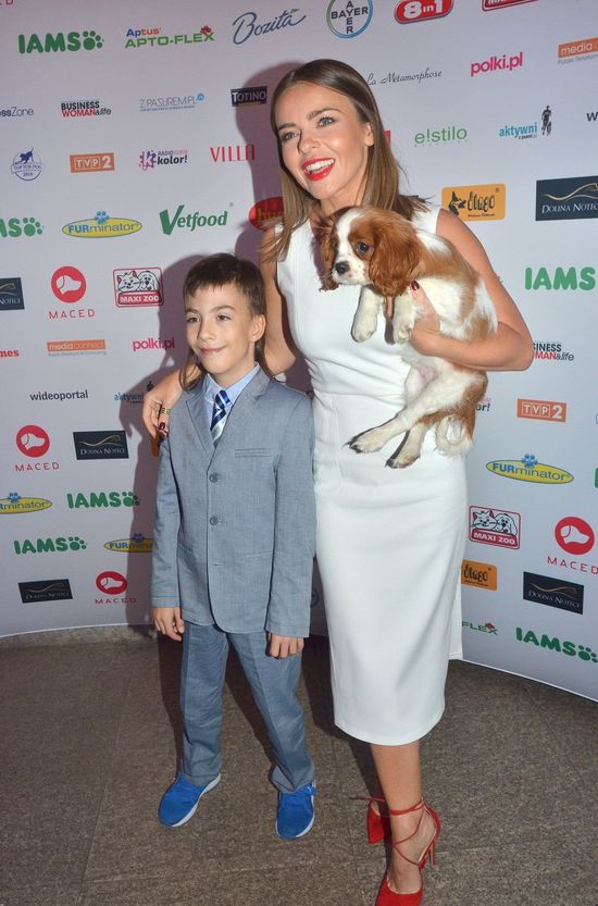Edyta Herbuś pozuje z psem na ściance (FOTO)