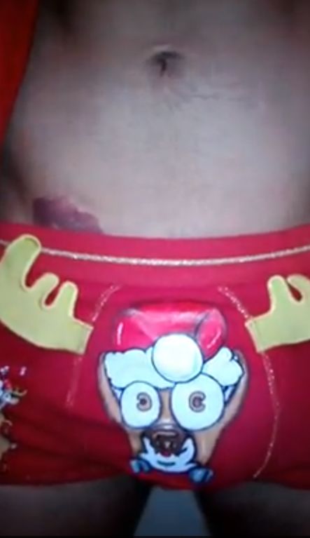 Założył grające majtki i... (VIDEO)