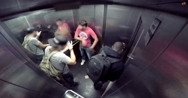 A gdyby tak w windzie złapała Was biegunka? (VIDEO)