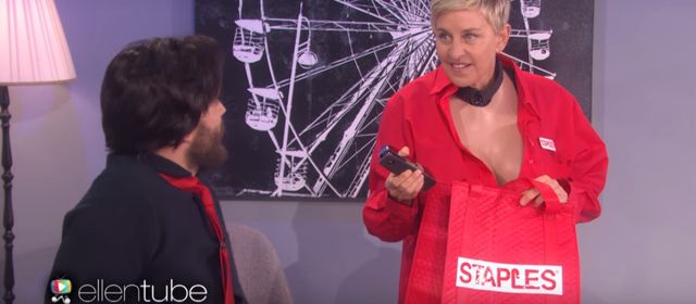 Jamie Dornan przyklejony do łóżka taśmą klejącą! Co ONA mu robi?