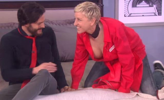 Jamie Dornan przyklejony do łóżka taśmą klejącą! Co ONA mu robi?