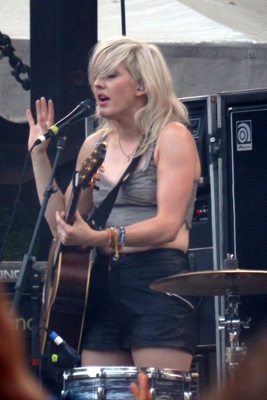 Odtłuszczone ramiona Ellie Goulding na okładce Cosmopolitan