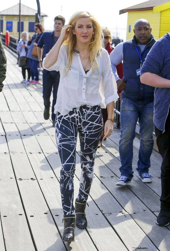 Fanki Ellie Goudling kopią leżącą na koncercie [VIDEO]