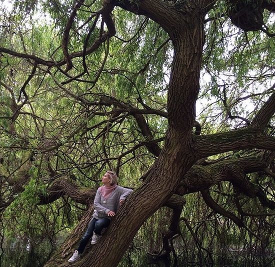 Elsa Pataky na spacerze z bliźniakami (FOTO)