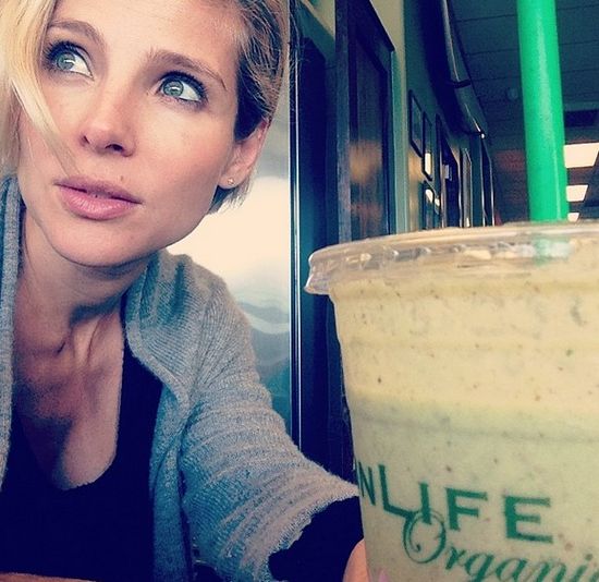 Elsa Pataky na spacerze z bliźniakami (FOTO)
