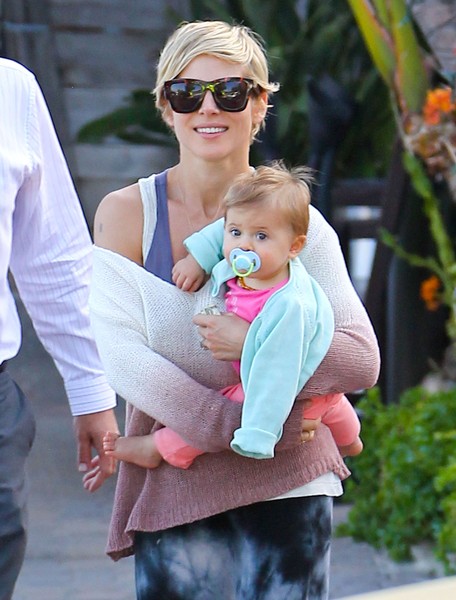 Córeczka Chrisa Hemstwortha robi się coraz ładniejsza (FOTO)