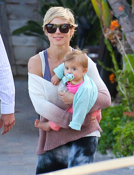 Córeczka Chrisa Hemstwortha robi się coraz ładniejsza (FOTO)