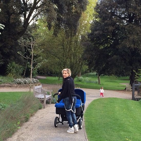 Elsa Pataky na spacerze z bliźniakami (FOTO)