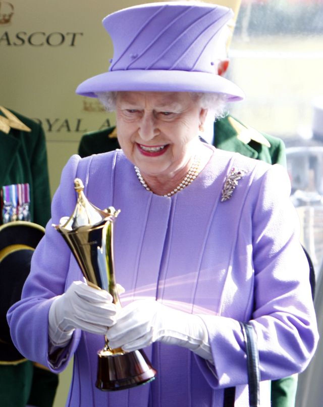 Oto SEKRET kolorowych strojów Królowej Elżbiety