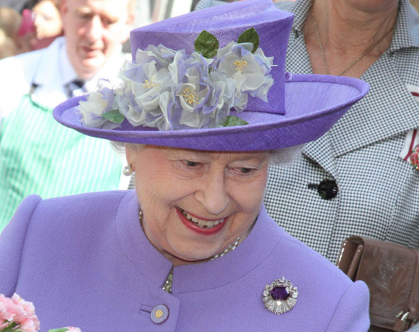 Dawała kwiaty królowej Elżbiecie i dostała w twarz... VIDEO