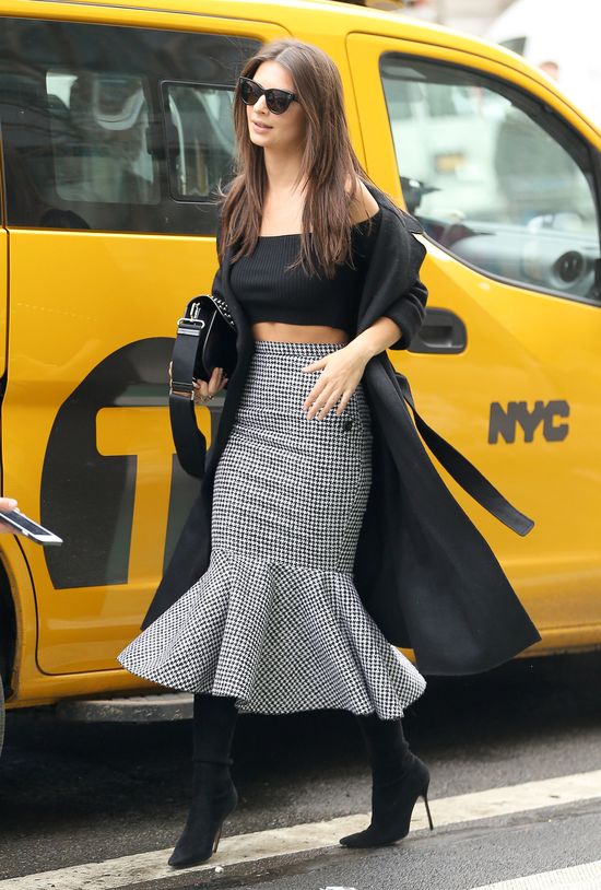 Nie byłoby efektu WOW, gdyby założyła płaszcz w normalny sposób?