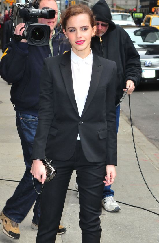 Zachwycająca Emma Watson w klasycznym garniturze (FOTO)