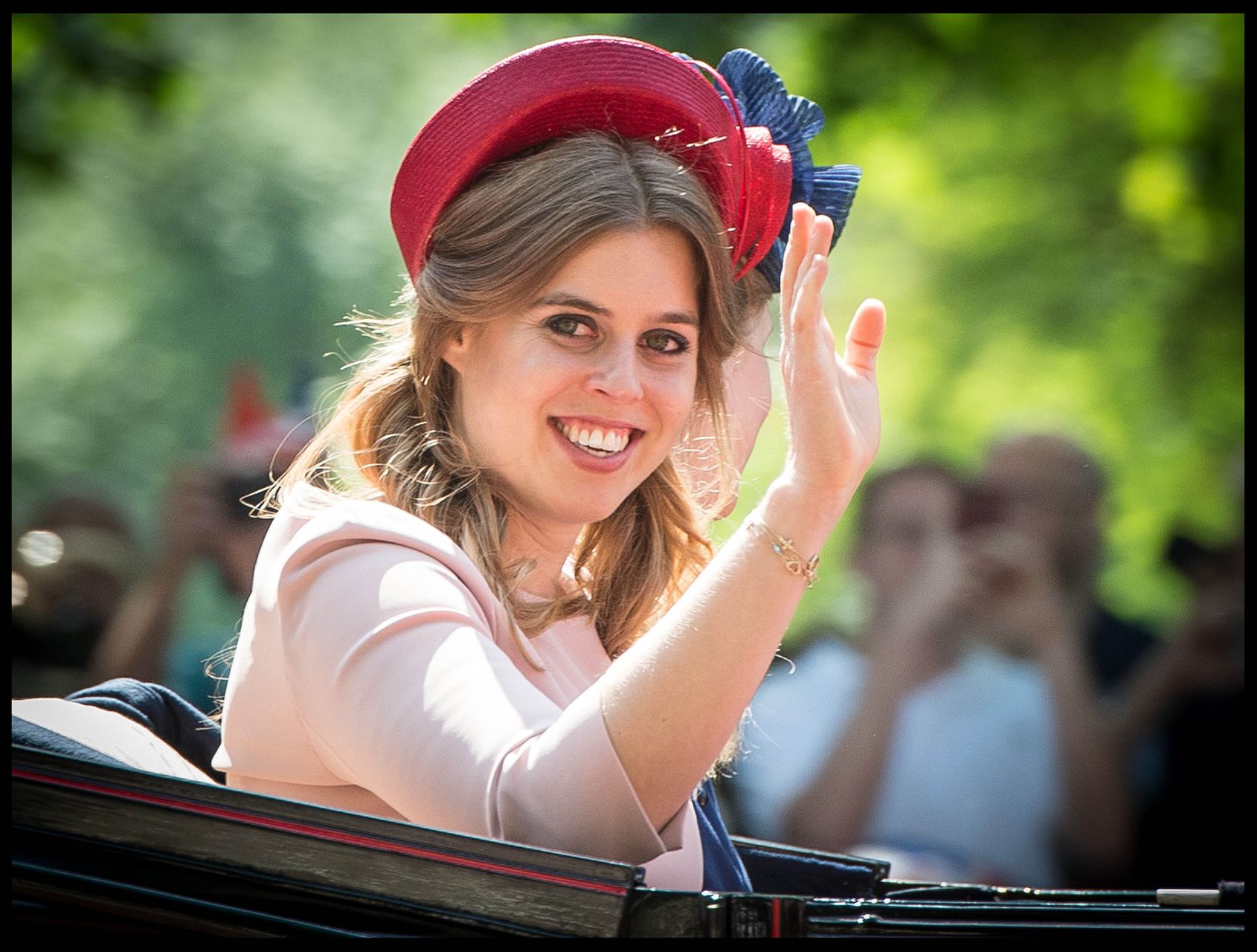 Rodzina królewska będzie WŚCIEKŁA na Księżną Camillę za to, co zrobiła Eugenii Rodzina królewska będzie WŚCIEKŁA na Księżną Camillę za to, co zrobiła Eugenii