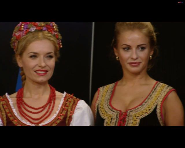 Ola Ciupa mierzy kolanem w krocze szwedzkiego dziennikarza 